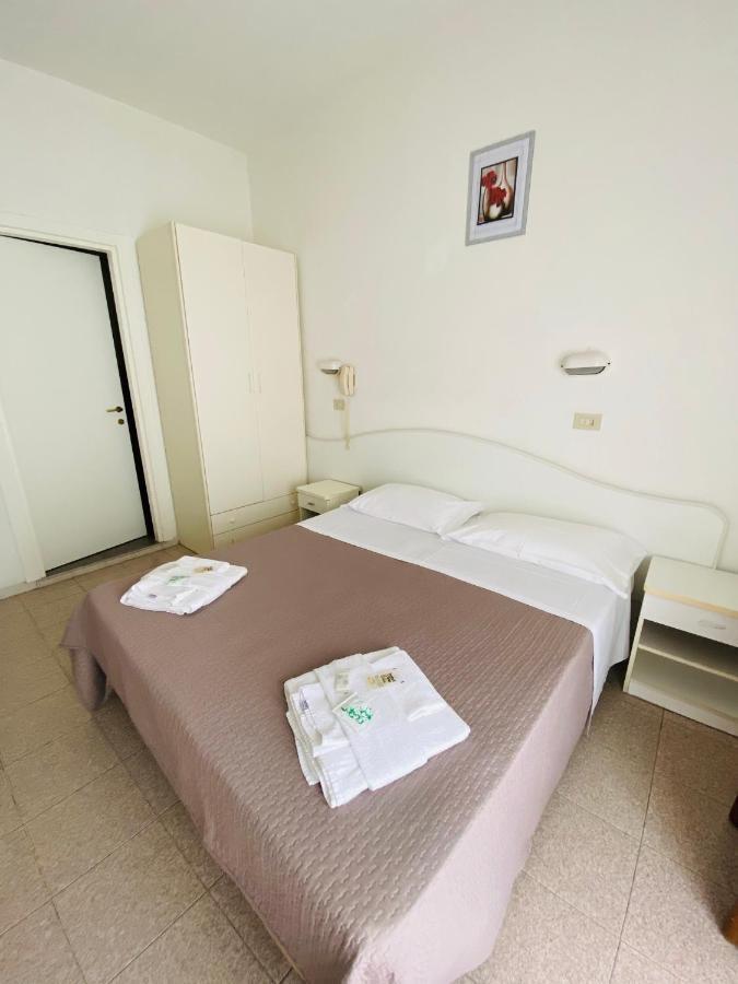 Hotel Luna Rossa Rimini Exteriör bild