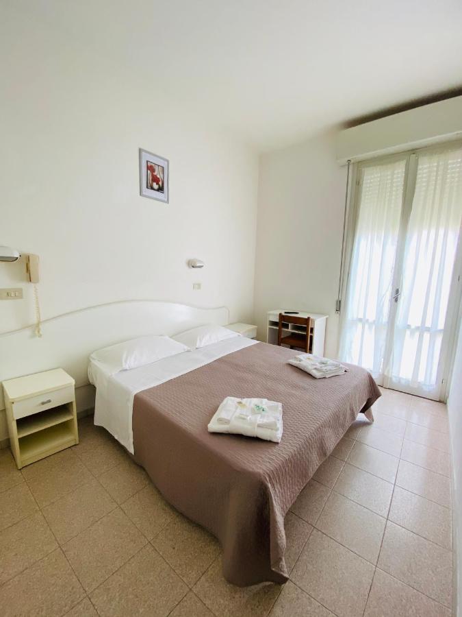 Hotel Luna Rossa Rimini Exteriör bild