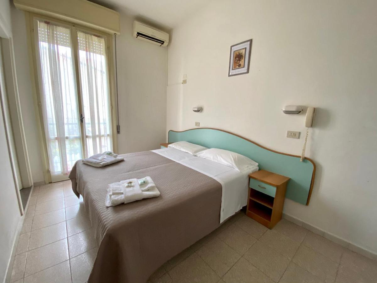 Hotel Luna Rossa Rimini Exteriör bild