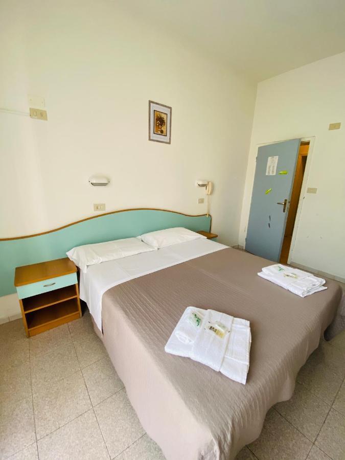 Hotel Luna Rossa Rimini Exteriör bild